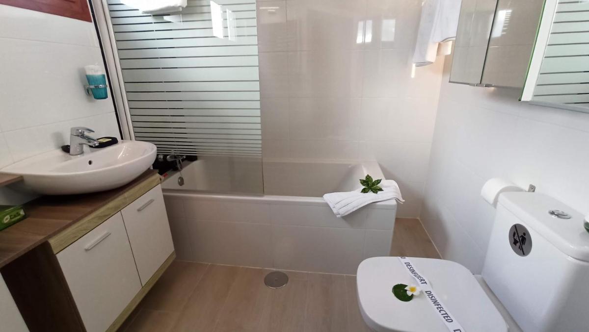 Un baño de Birdcage Gay Men Resort and Lifestyle Hotel