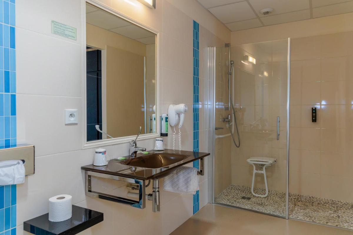 Salle de bains dans l'établissement Logis Hôtel Restaurant Auberge de la Xaintrie