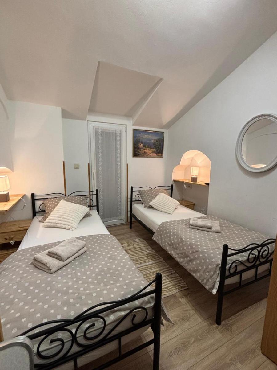 Antonia & Arian - Housity