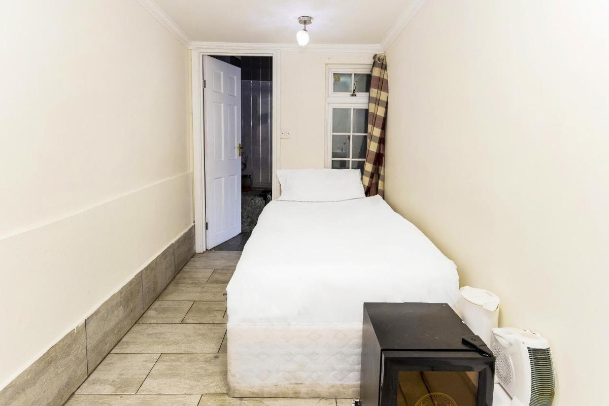 OYO Old Oak Tree Inn - Housity