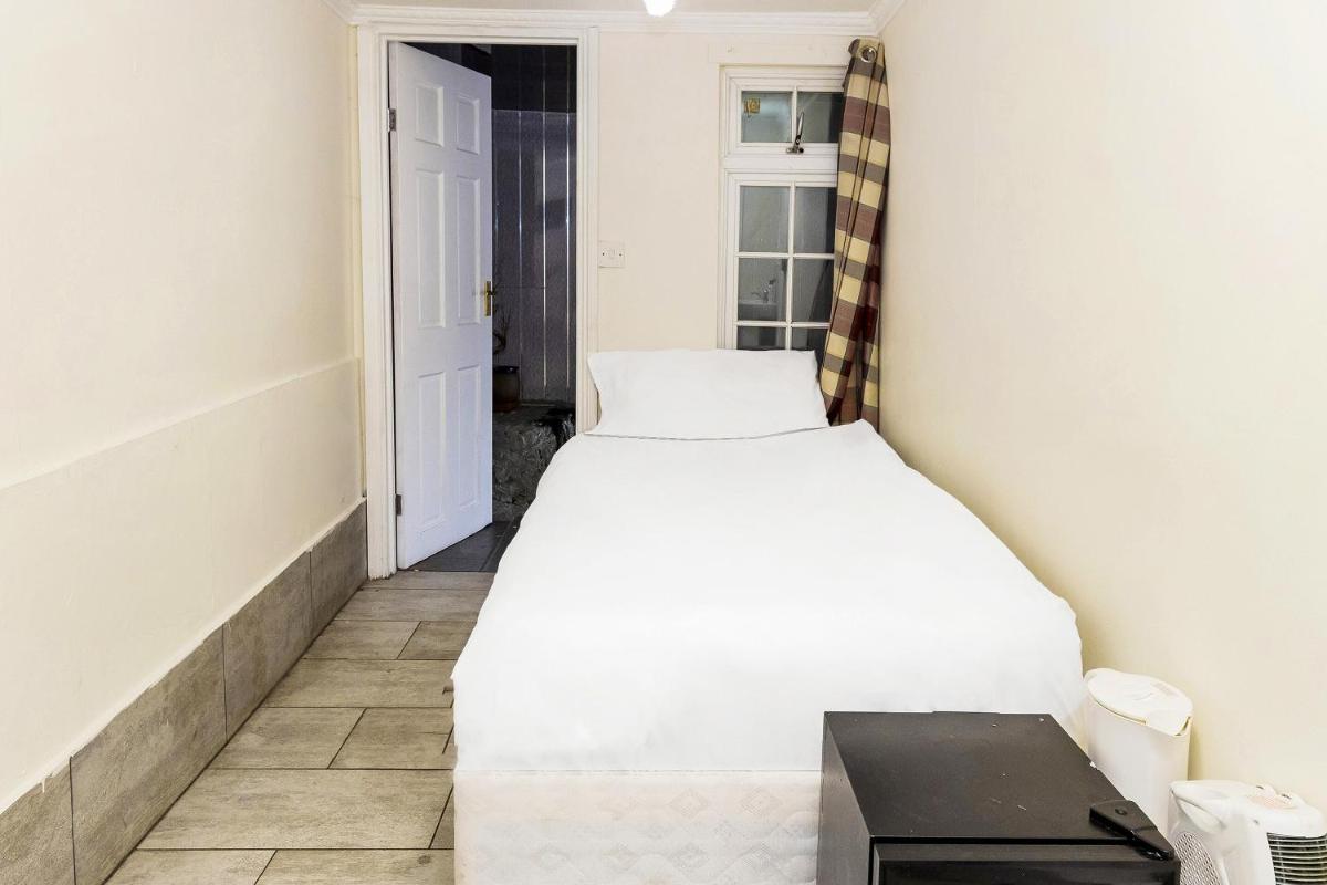 OYO Old Oak Tree Inn - Housity