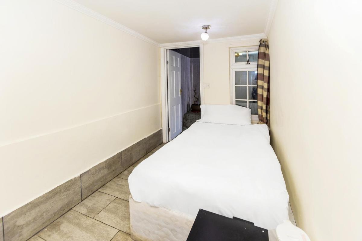 OYO Old Oak Tree Inn - Housity