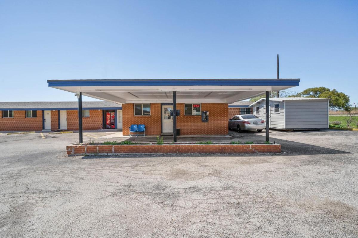 OYO Hotel Luling TX Downtown I-10/US-90 - Housity