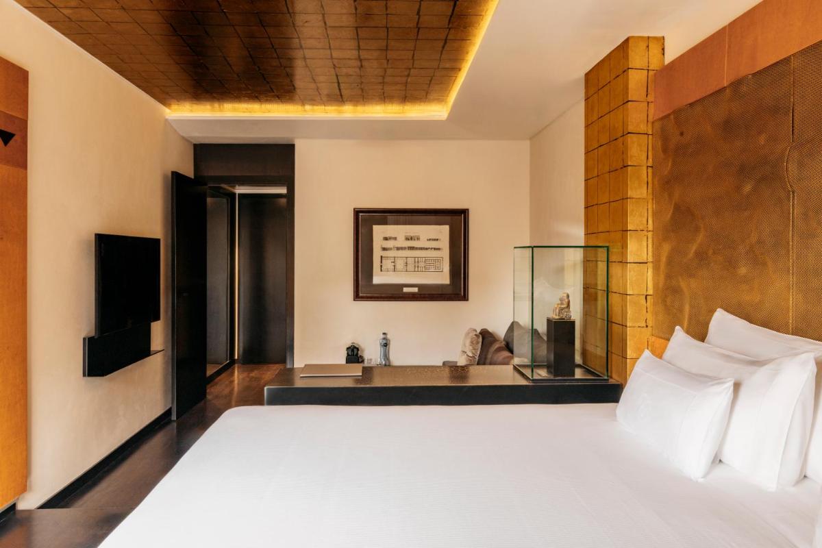 Cama o camas de una habitación en Claris Hotel & Spa GL, a Small Luxury Hotel of the World