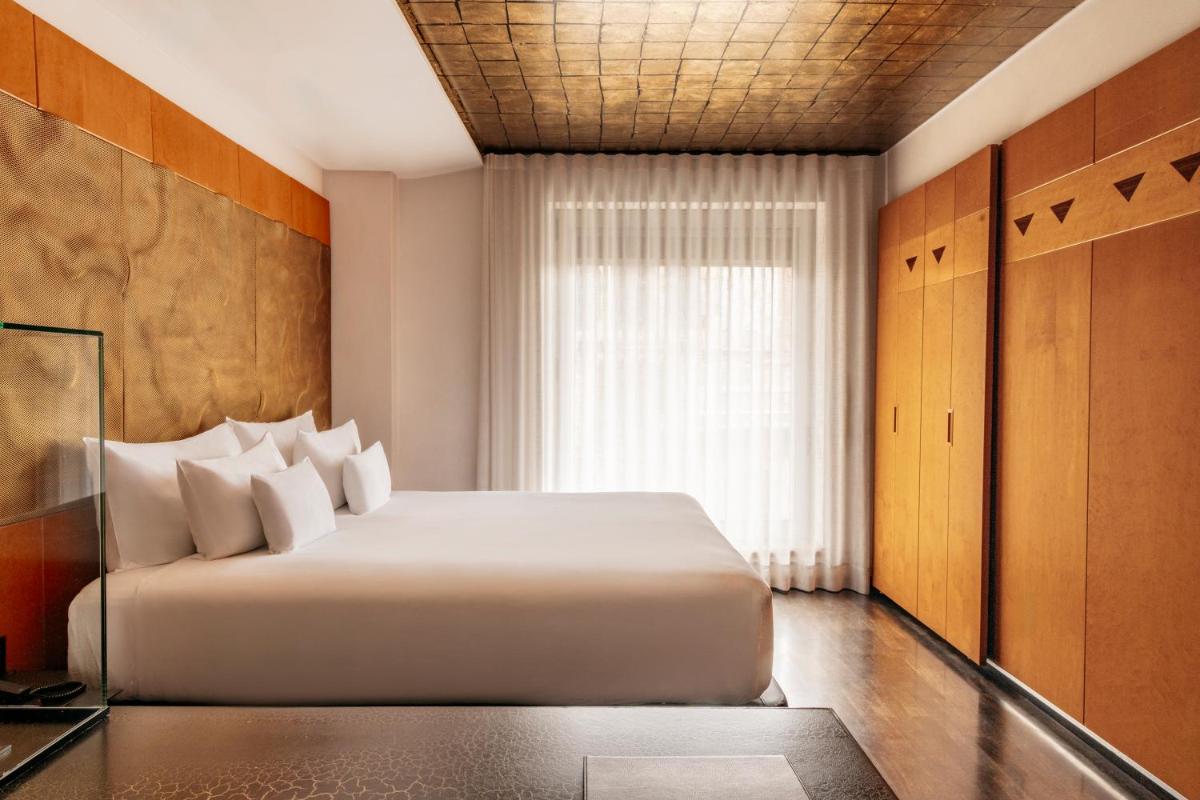 Cama o camas de una habitación en Claris Hotel & Spa GL, a Small Luxury Hotel of the World