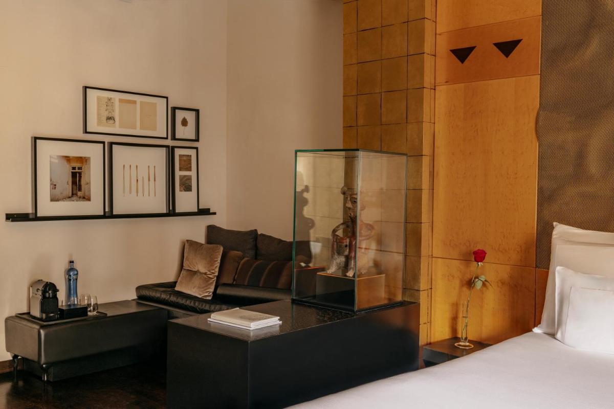 Cama o camas de una habitación en Claris Hotel & Spa GL, a Small Luxury Hotel of the World