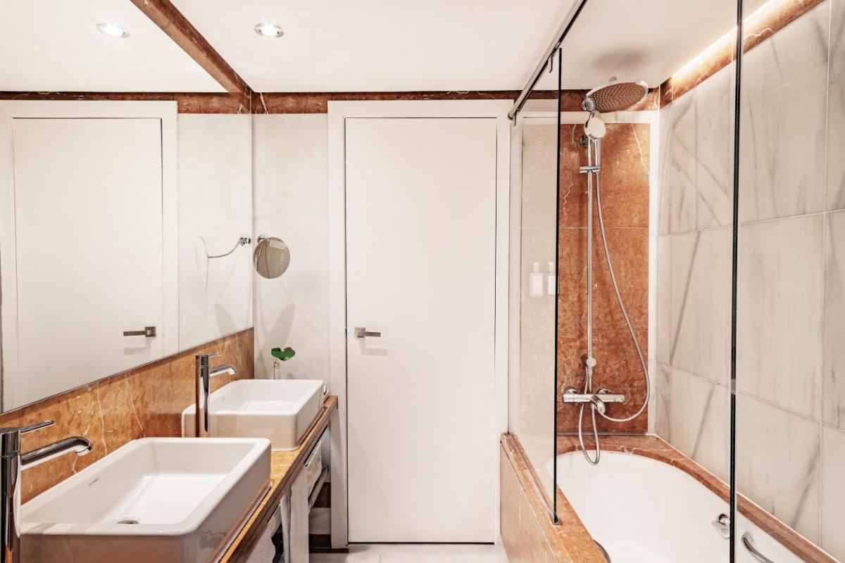 Un baño de Claris Hotel & Spa GL, a Small Luxury Hotel of the World