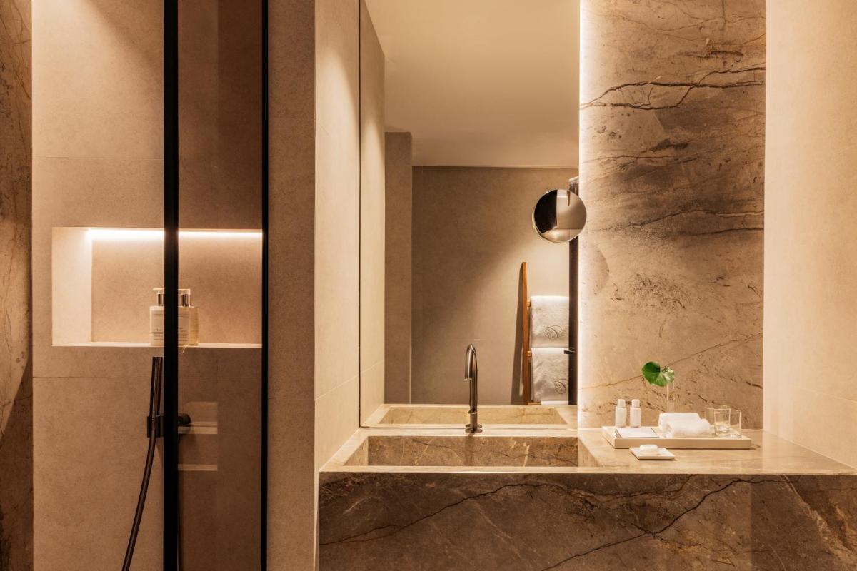 Un baño de Claris Hotel & Spa GL, a Small Luxury Hotel of the World