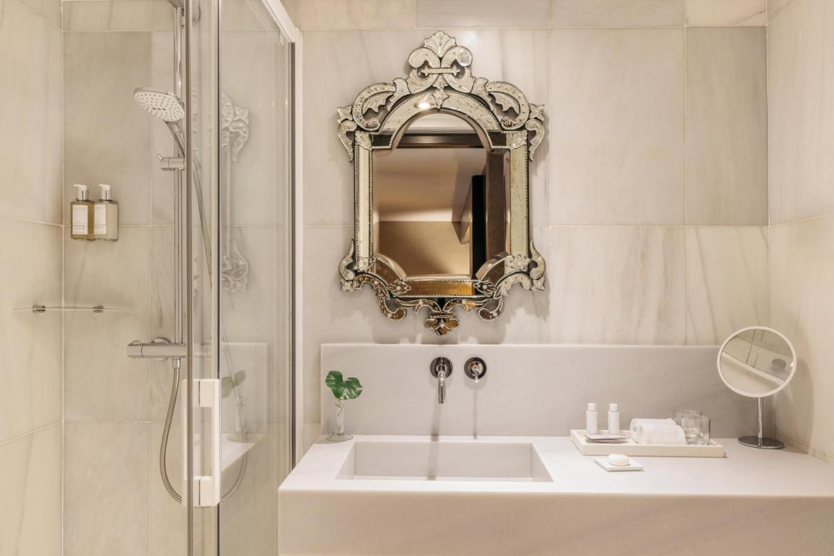 Un baño de Claris Hotel & Spa GL, a Small Luxury Hotel of the World