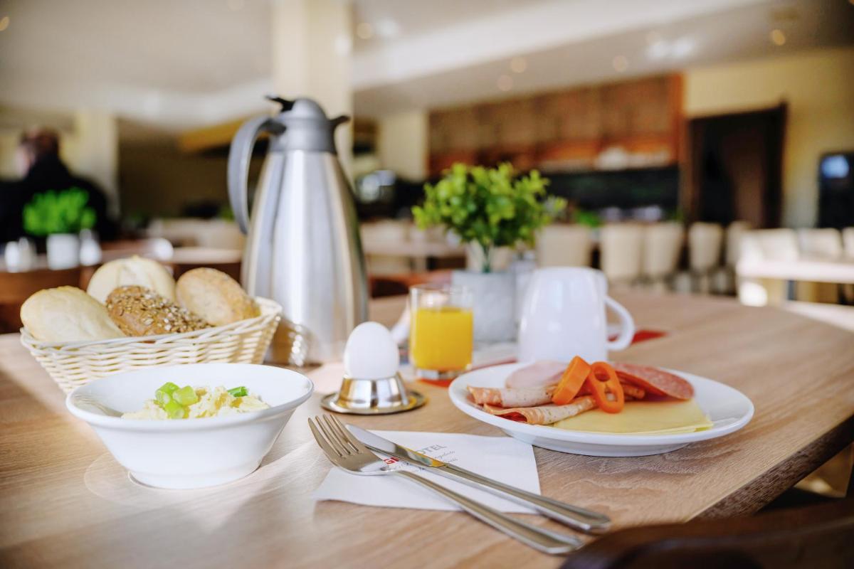 REGIOHOTEL Leipzig West - #Frühstücksbuffet #TopPreisLeistung #FreeParking #Wallbox - Housity