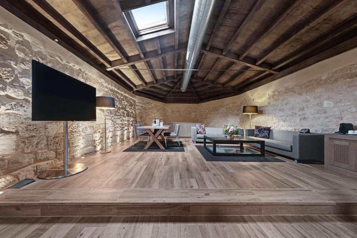 Una televisión o centro de entretenimiento en Castilla Termal Monasterio de Valbuena
