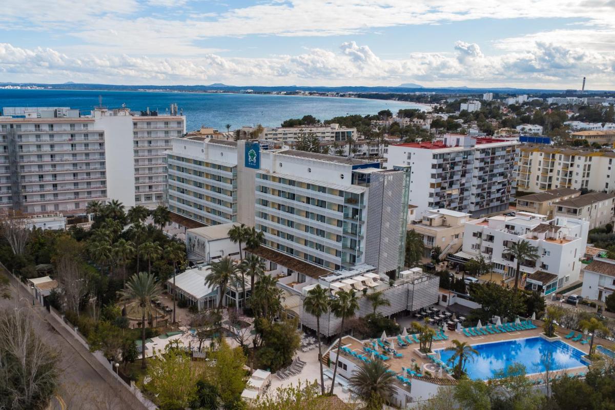 una vista aérea de una ciudad con piscina y edificios en Bahía de Alcudia Hotel & Spa, en Puerto de Alcudia