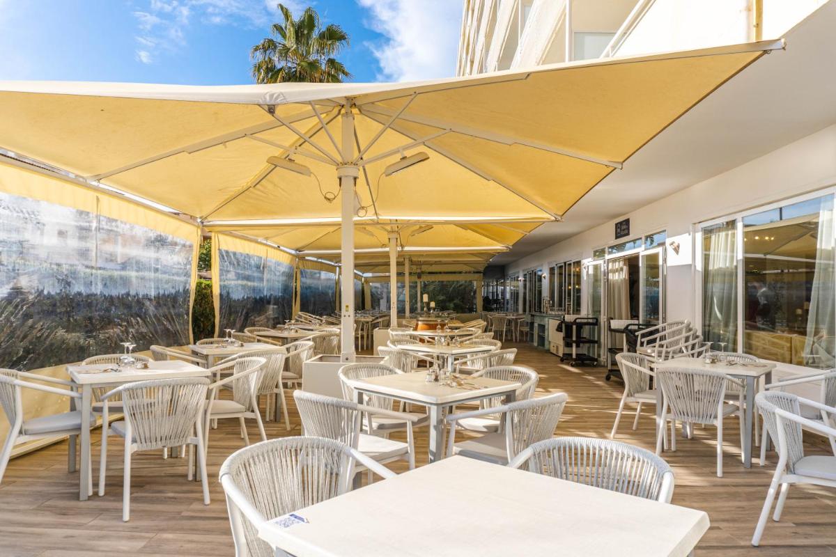 Un restaurante o sitio para comer en Bahía de Alcudia Hotel & Spa