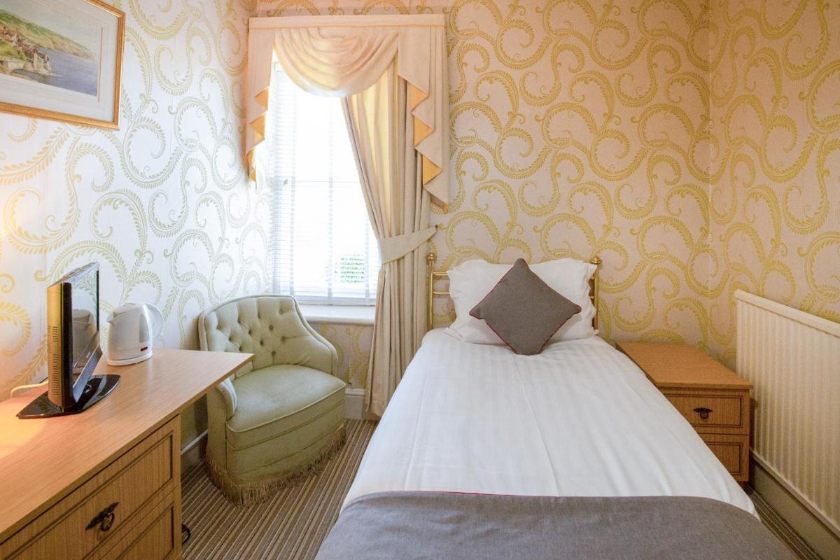 OYO Lamphey Hall - Housity