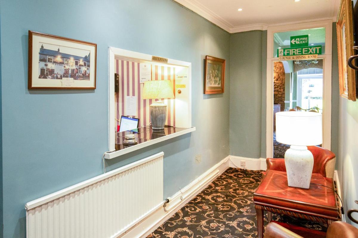 OYO Lamphey Hall - Housity