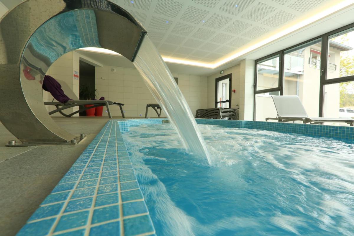 Piscine de l'établissement Logis Hotel Spa Restaurant Le Provence ou située à proximité