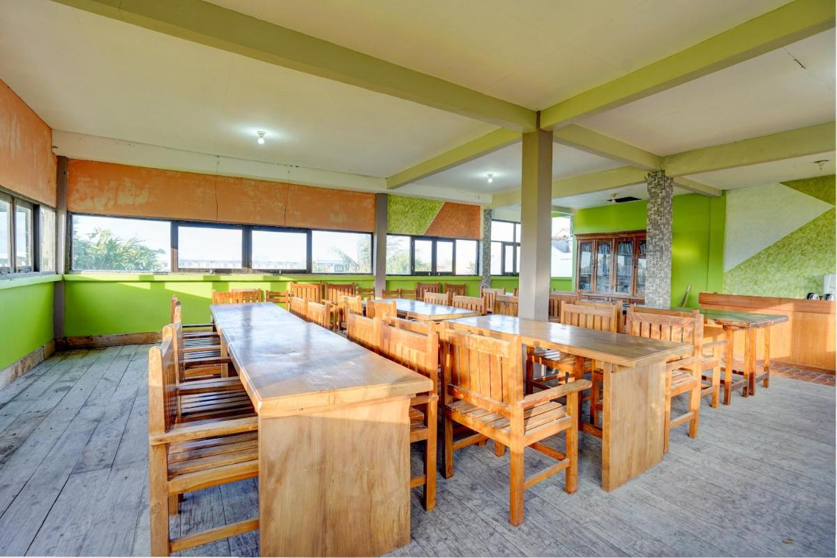 Hotel O Sahabat Syariah Near Plasa Telkom Bawean - Housity