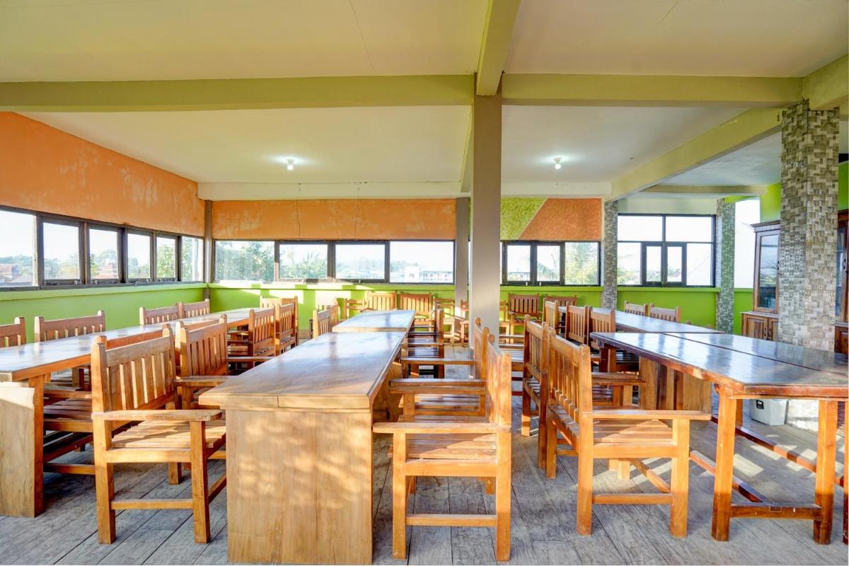 Hotel O Sahabat Syariah Near Plasa Telkom Bawean - Housity