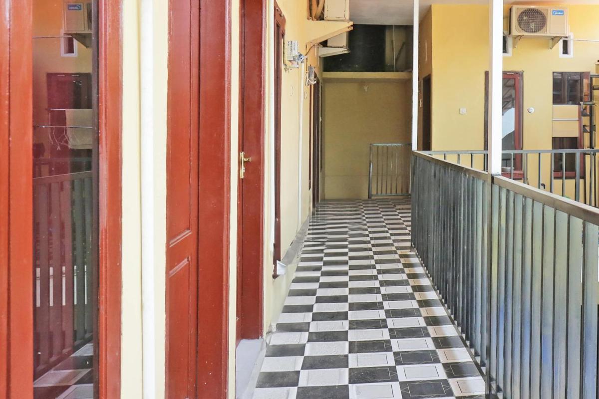 OYO Life 92925 Kost Bu Mala 2 Syariah - Housity
