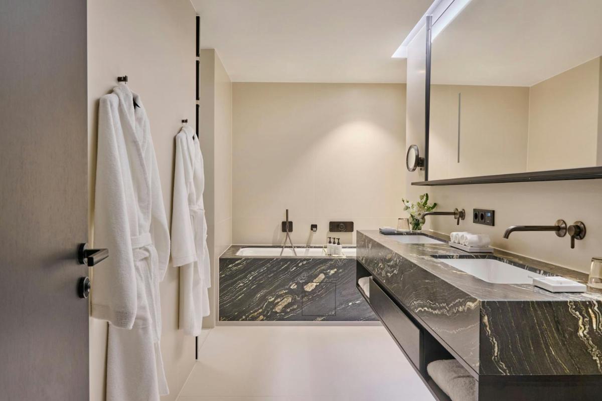 Ein Badezimmer in der Unterkunft Koenigshof, a Luxury Collection Hotel, Munich
