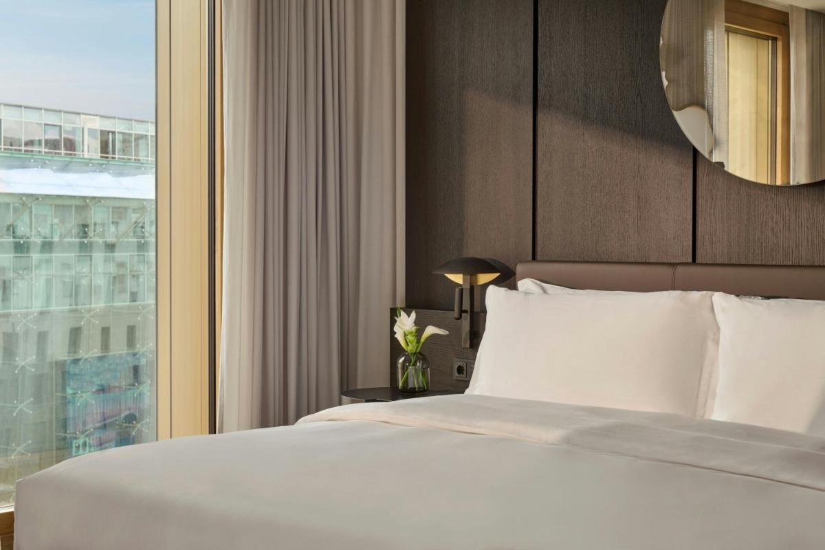 Ein Bett oder Betten in einem Zimmer der Unterkunft Koenigshof, a Luxury Collection Hotel, Munich
