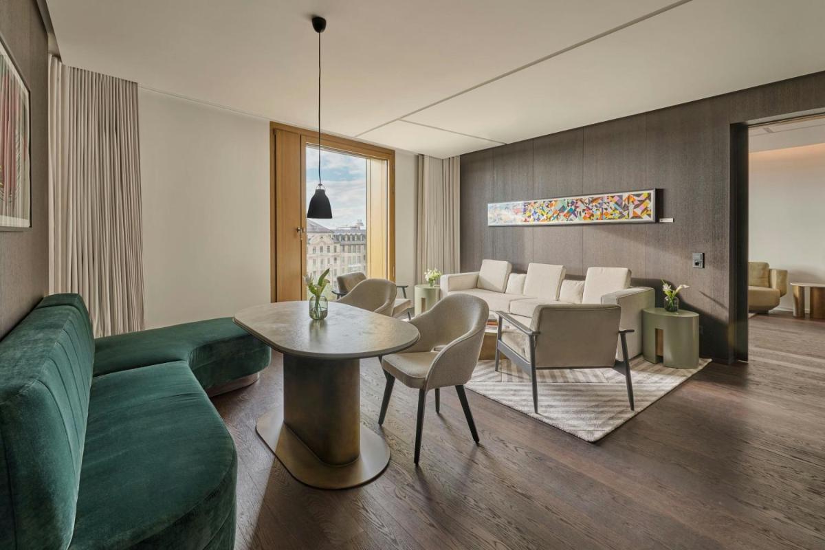 Ein Sitzbereich in der Unterkunft Koenigshof, a Luxury Collection Hotel, Munich