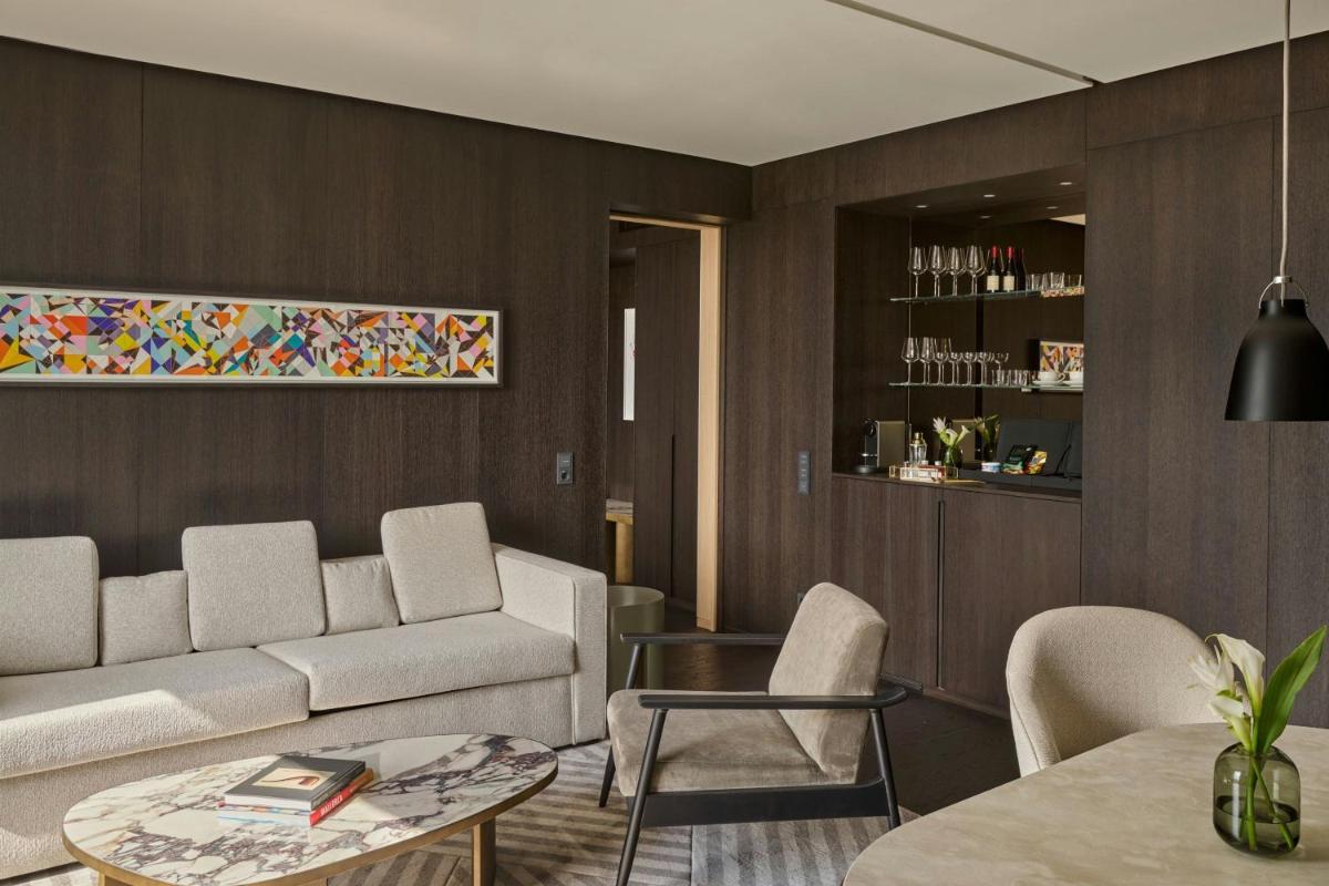 Ein Sitzbereich in der Unterkunft Koenigshof, a Luxury Collection Hotel, Munich