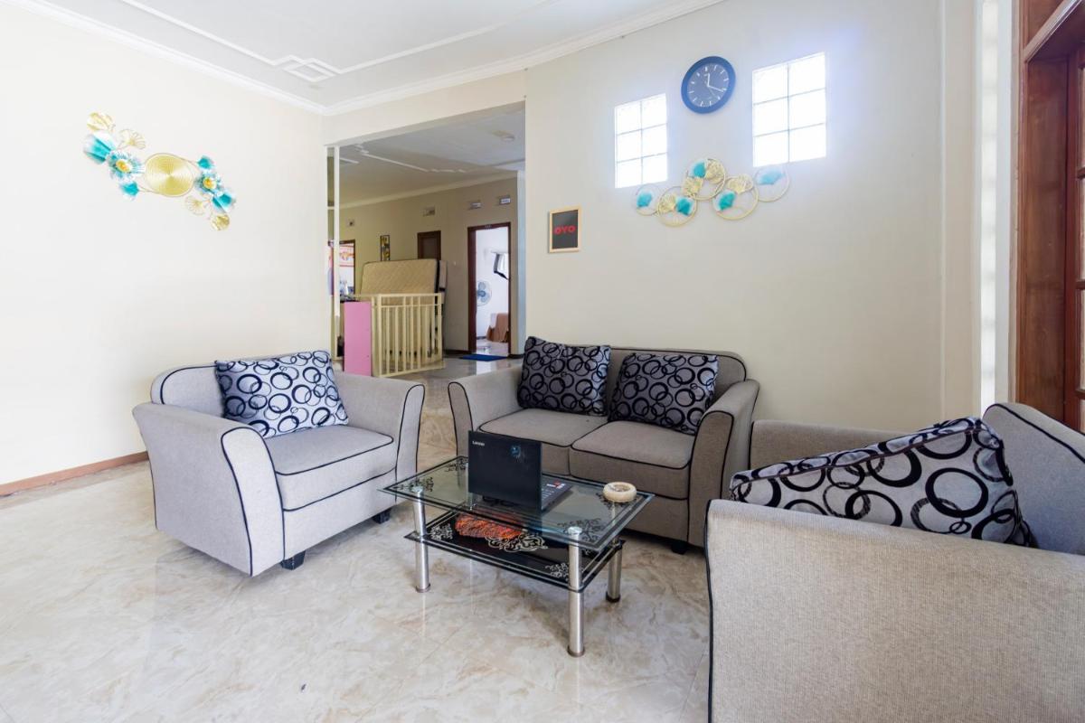 SPOT ON 93755 Siwalanpanji Homestay Syariah - Housity