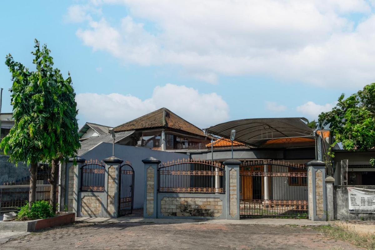 SPOT ON 93755 Siwalanpanji Homestay Syariah - Housity