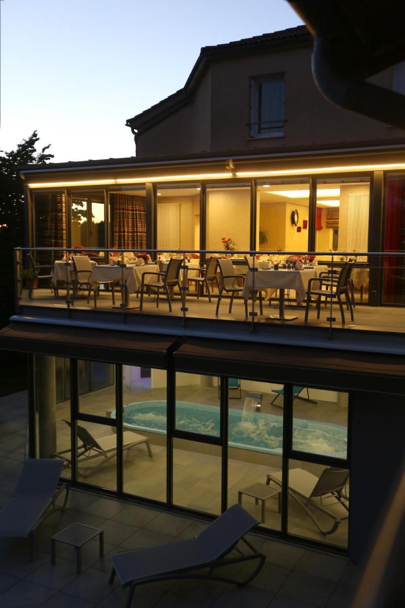 Piscine de l'établissement Logis Hotel Spa Restaurant Le Provence ou située à proximité