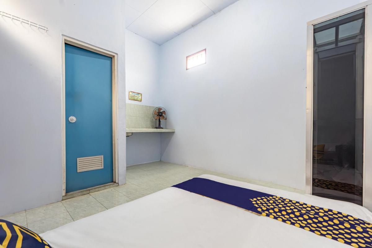 SPOT ON 93966 Dhiya Guest House Syariah - Housity