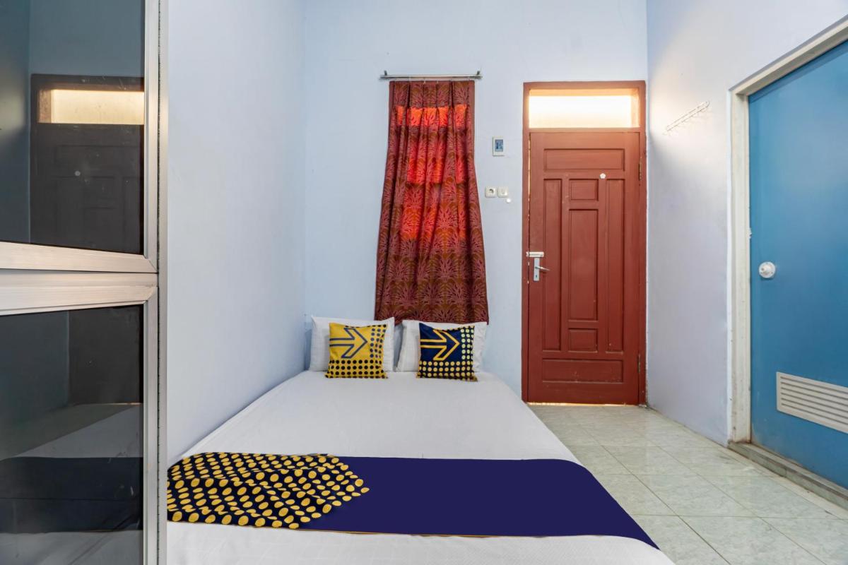 SPOT ON 93966 Dhiya Guest House Syariah - Housity