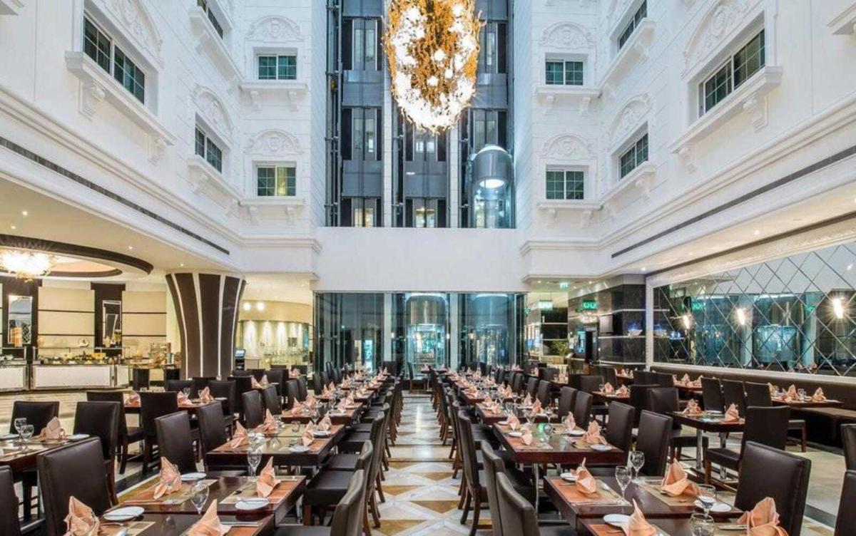 Sunday Hotel Holiday international Dubai - Hizvo