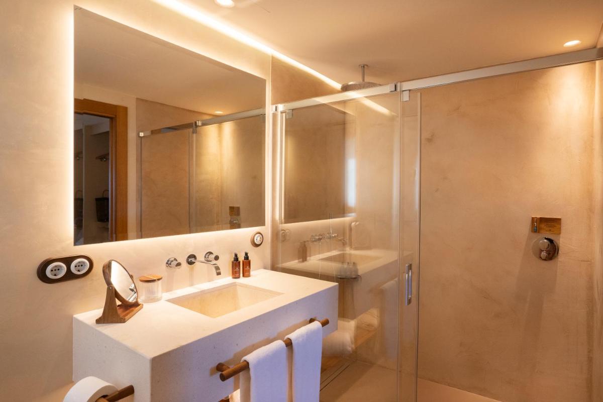 un baño con lavabo y ducha en Dunas de Formentera, a Small Luxury Hotel of the World, en Es Arenals