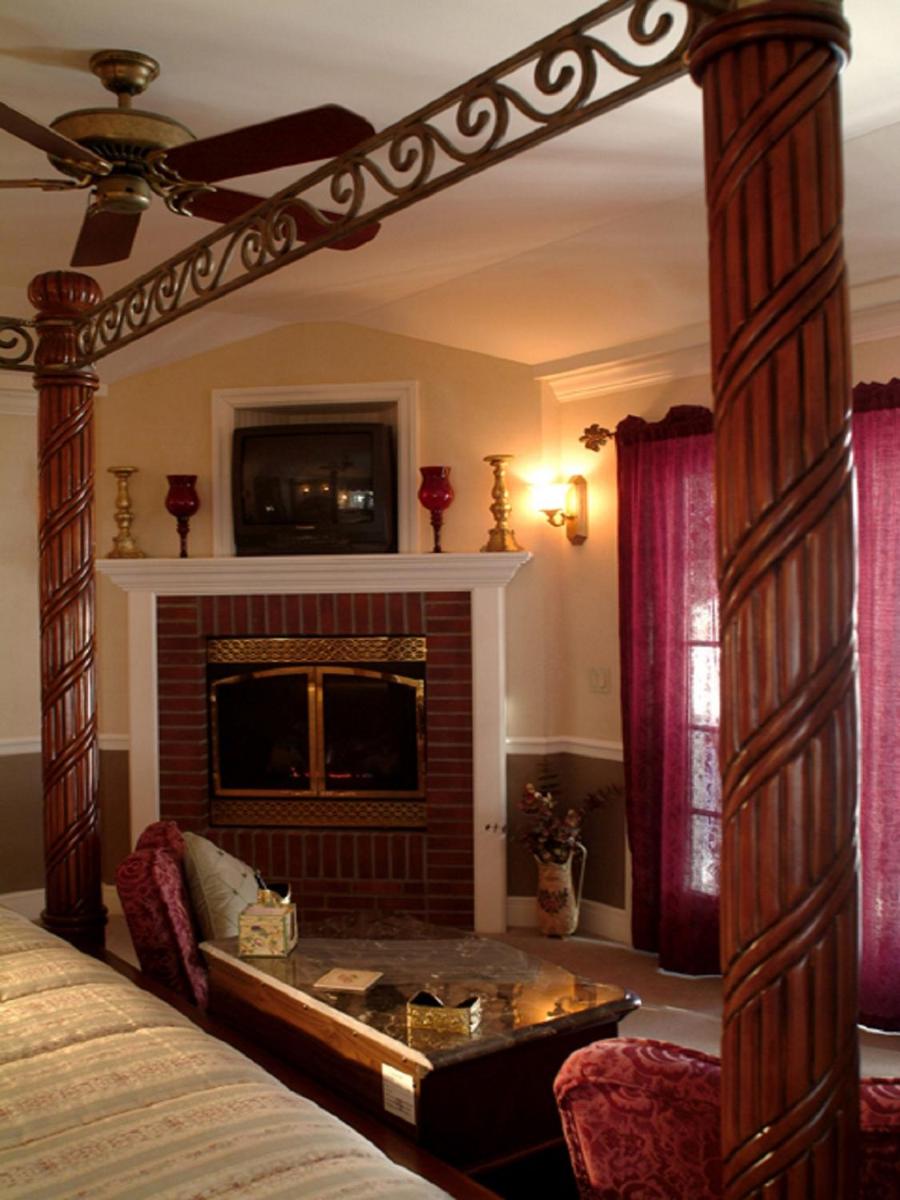 Lake George Boathouse Waterfront Lodging - Housity