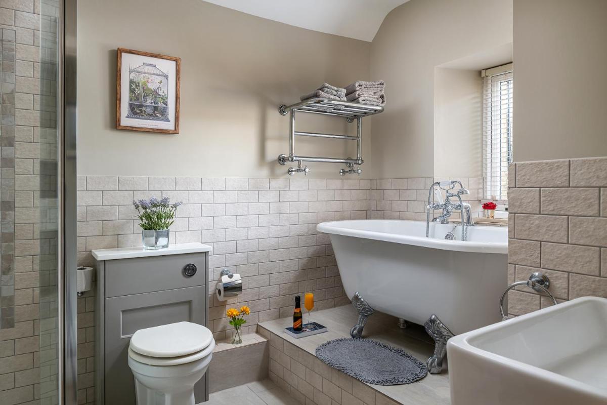 Little Gem Cottage Luxury cottage Bourton, dog friendly, parking, Gdn - Housity