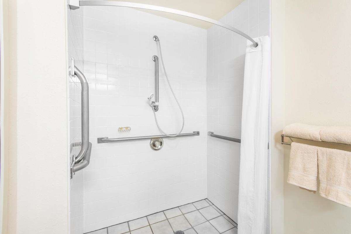 Super 8 by Wyndham West Middlesex/Sharon Area - Housity