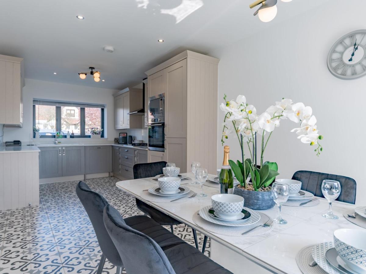 Hawkwell Hideaway Large 4 bedroom Home Hockley - Pass the Keys - Housity