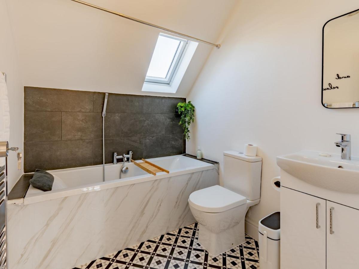 Hawkwell Hideaway Large 4 bedroom Home Hockley - Pass the Keys - Housity