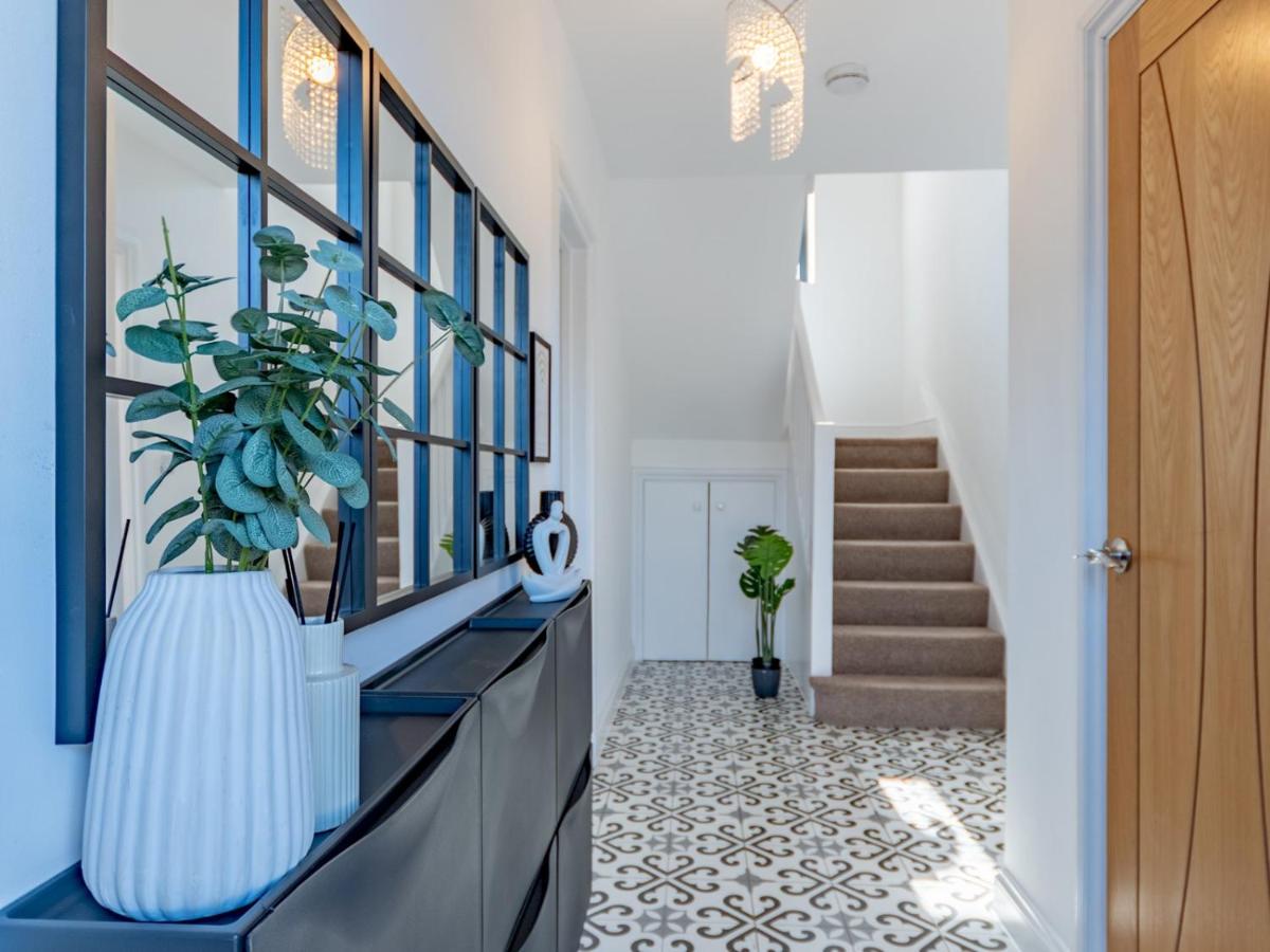 Hawkwell Hideaway Large 4 bedroom Home Hockley - Pass the Keys - Housity