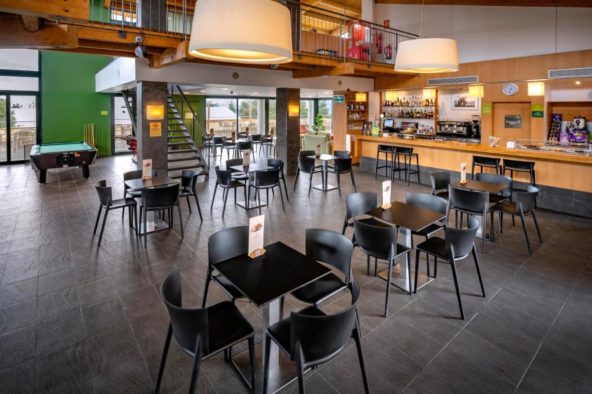Un restaurante o sitio para comer en Vilar Rural De Sant Hilari Sacalm by Serhs Hotels