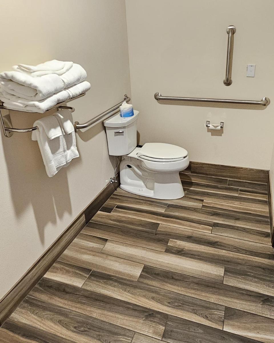 Cobblestone Inn & Suites – Manchester - Housity
