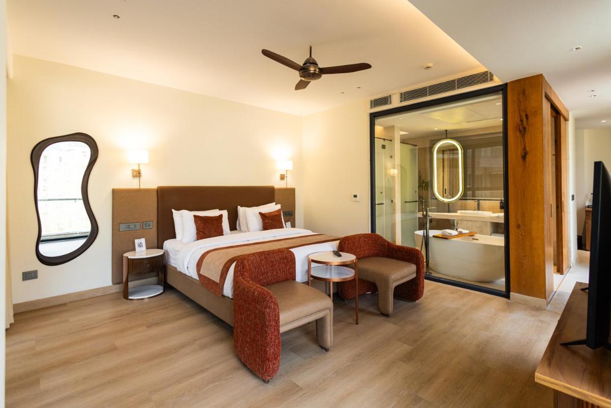 a hotel room with a bed and a bathroom at Antalya By Divine Ganga Cottage in Rishīkesh