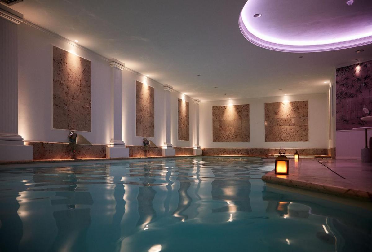 Piscine de l'établissement Paris j'Adore Hotel & Spa ou située à proximité