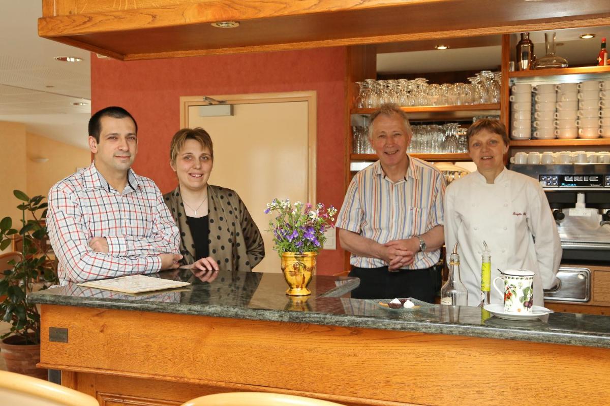 Clients de l'établissement Logis Hotel Spa Restaurant Le Provence