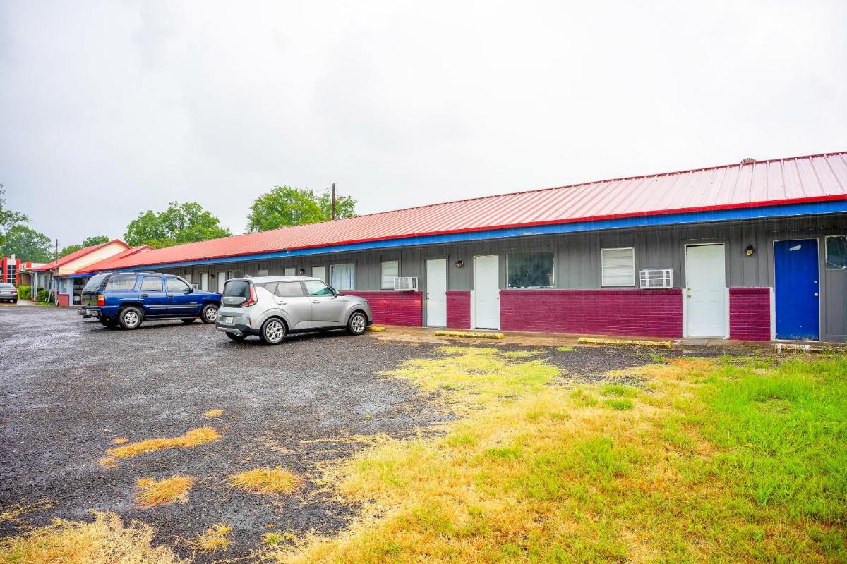 Budget Inn By OYO Palestine TX Hwy 79 - Housity