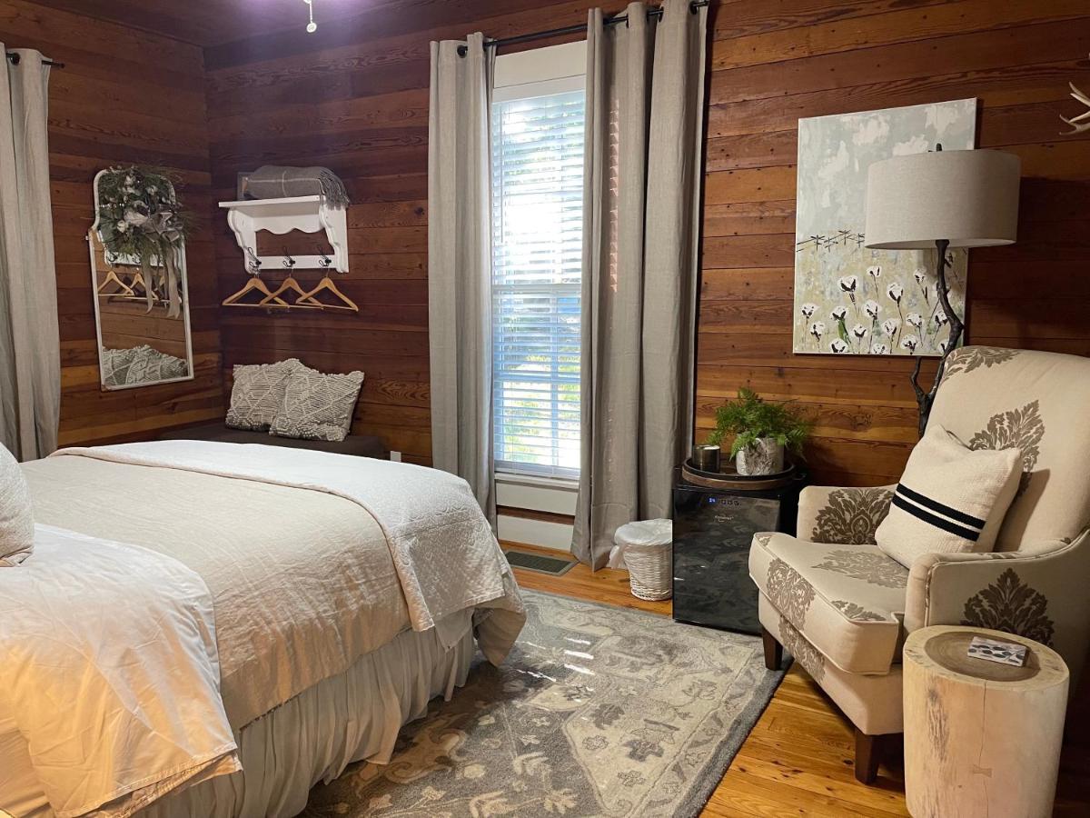 Yellow Daisy Bed and Breakfast - Housity