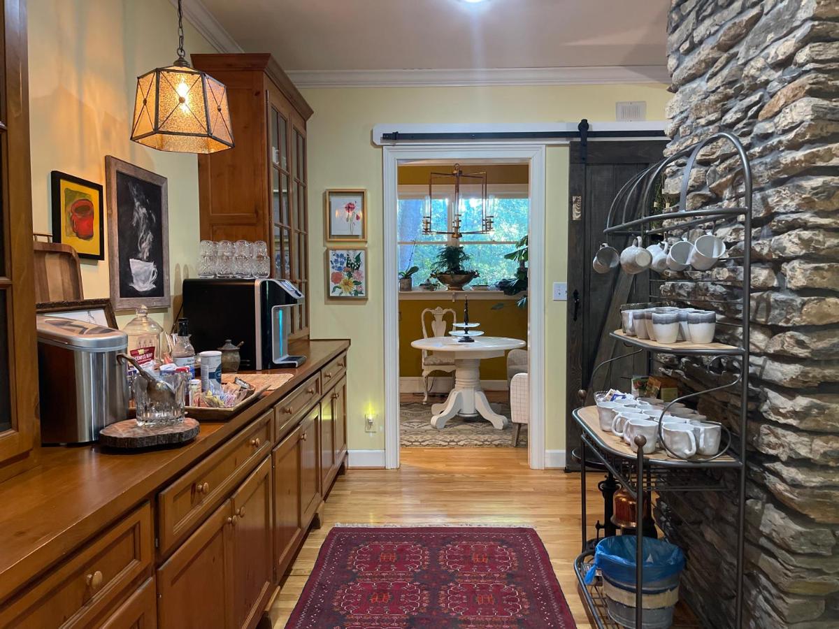 Yellow Daisy Bed and Breakfast - Housity