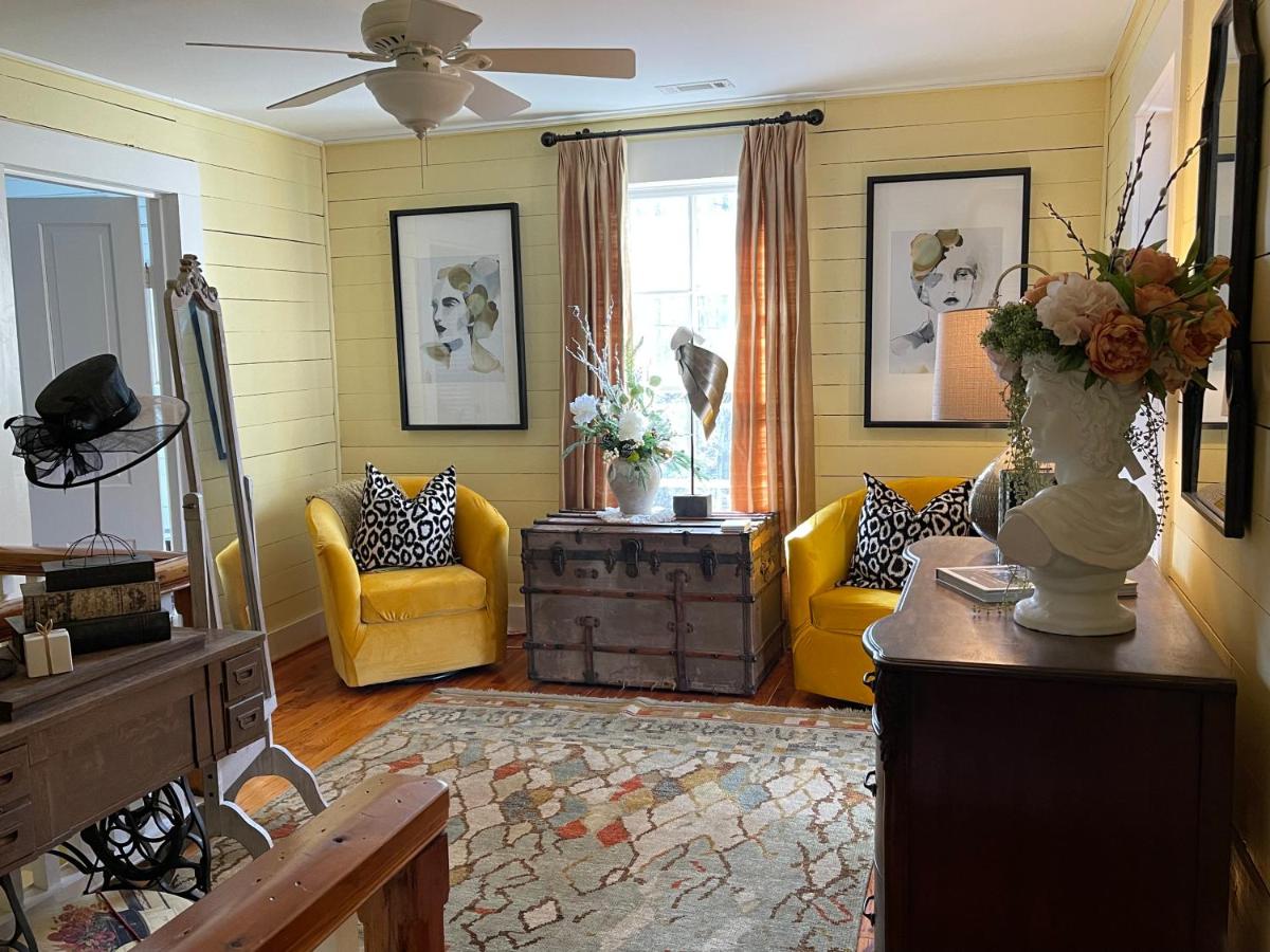 Yellow Daisy Bed and Breakfast - Housity