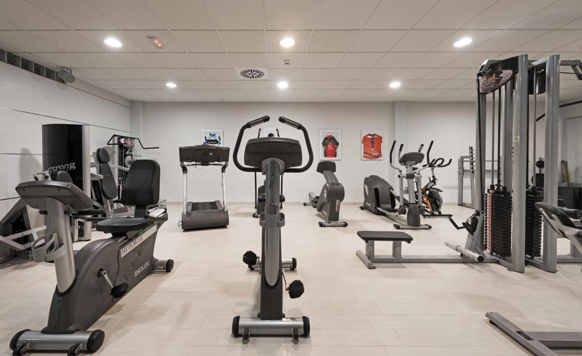 Un gimnasio con varias máquinas de correr en una habitación. en Hotel Sun Palace Albir & Spa, en Albir